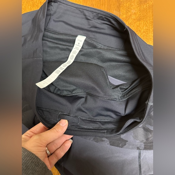 Lululemon Black Camo Speed Up Shorts Size 8 Tall - Picture 5 of 9